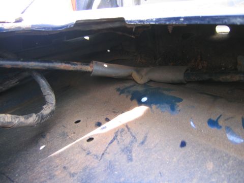 1994 Ford Bronco - Here you can see how the spring has droped down and is against the out side of the tail gate