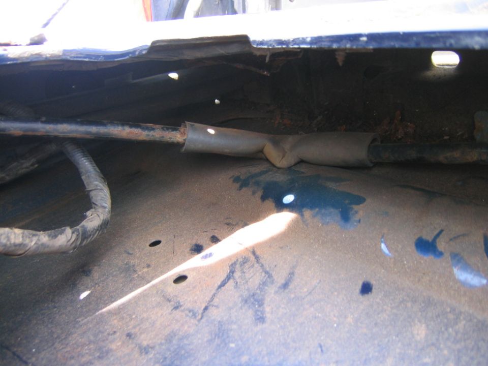 Here you can see how the spring has droped down and is against the out side of the tail gate