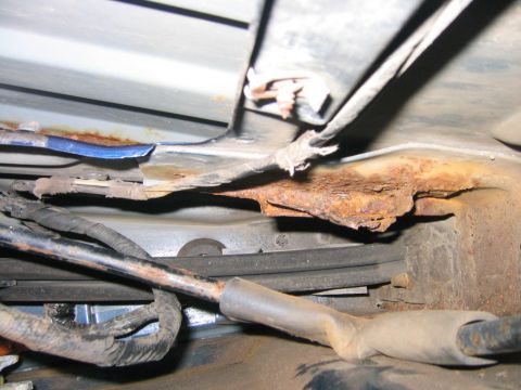 1994 Ford Bronco - Here you can see where the bracket that use to hold the spring up against the inside of the gate has rusted and broke allowing the spring t…