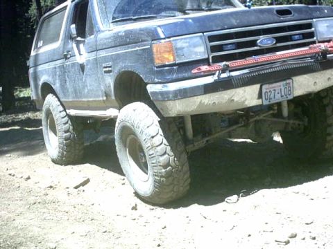 1995 Ford Bronco - This Ford Bronco appears to be from the late 1980s, not a 1995 model as claimed.