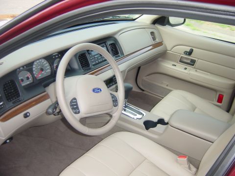 2004 Ford Crown Victoria photo