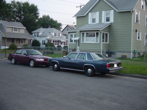 2004 Ford Crown Victoria photo