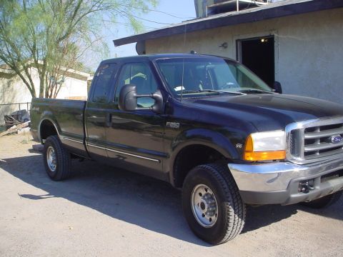 1999 Ford F-250 - This 1999 Ford F-250 Super Duty pickup truck is seen from the front three-quarter view.