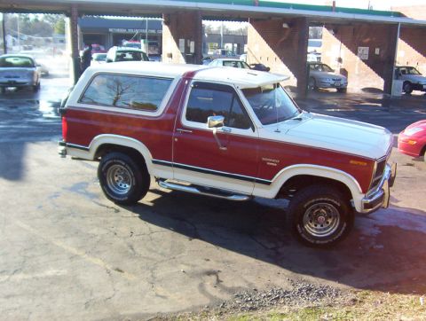 1986 Ford Bronco - This 1986 Ford Bronco has a two-tone red and white paint scheme with a white removable top.