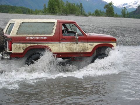 1985 Ford Bronco - Washing the underbody