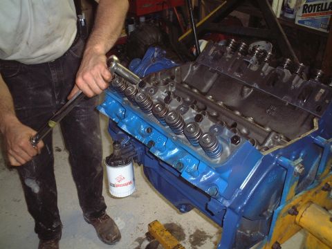 1967 Ford Galaxie - Torquing the heads to spec.
