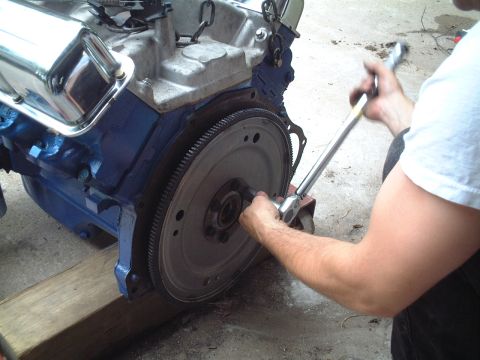 1967 Ford Galaxie - Tightening the flywheel.