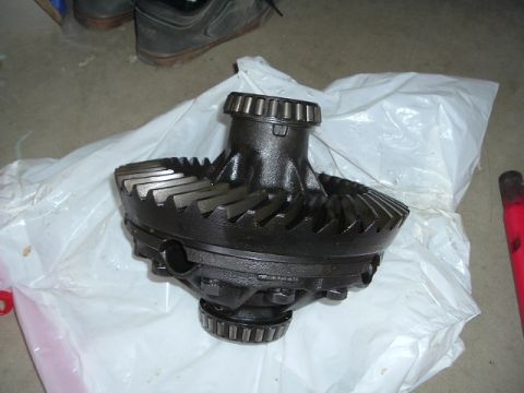 1989 Ford Bronco - A differential part is shown on white plastic sheeting, with a Supermotors.net watermark at the bottom right.