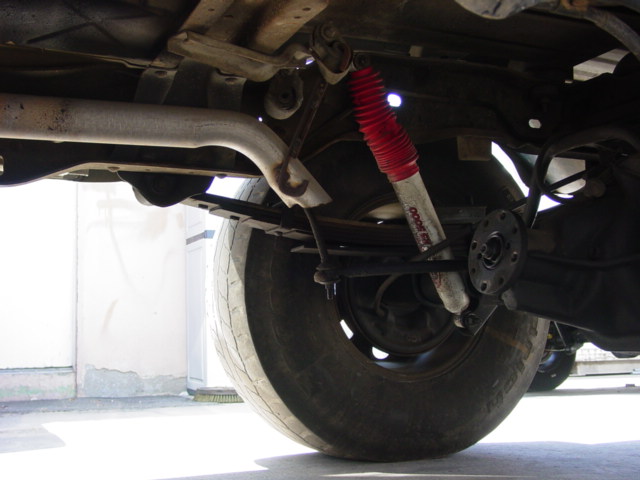 Rear suspension with red shock absorber and leaf springs