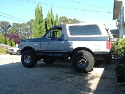 1989 Ford Bronco - of course, taking out the wedge blocks made my rear end sit about 1-2" lower. so now its off to the junkyard to get some more leafs.