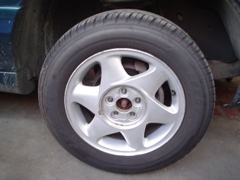 1993 Ford Taurus - lugs removed..