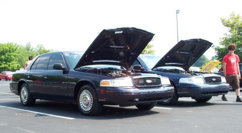 1998 Ford Crown Victoria - No, thats not me walking by the Vics.
