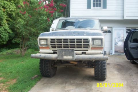1979 Ford F-150 - A 1979 Ford F-150 truck is parked in a driveway with a house in the background.