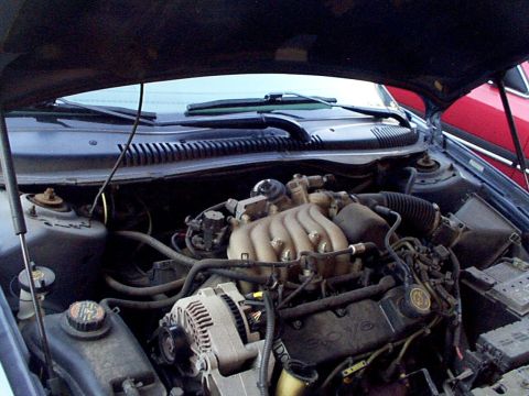1999 Ford Taurus - The engine bay of a 1999 Ford Taurus SE, showing the V6 engine and associated components.