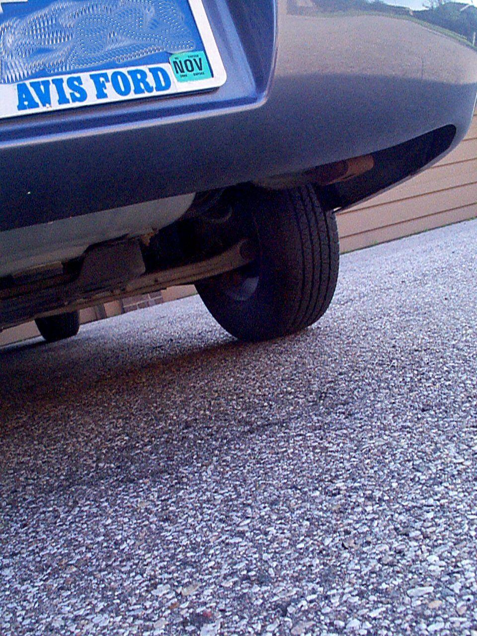 1999 Ford Taurus rear wheel and undercarriage. License plate reads AVIS FORD NOV