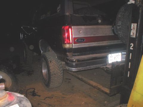 1989 Ford Bronco - Slackass way to lift your rig to change the tires. ;)