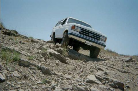 1990 Ford Bronco - Playing in some rocks