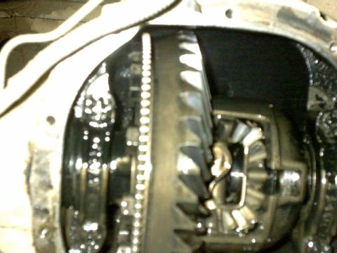 1995 Ford Bronco - Close-up view of differential gears, with a watermark for Supermotors.net visible.
