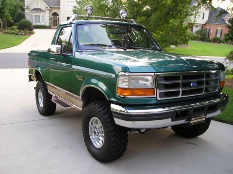 1996 Ford Bronco - This lifted 1996 Ford Bronco features a green exterior and auxiliary lighting mounted on the roof rack.