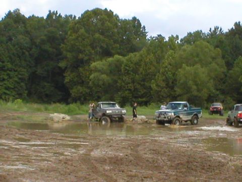 1986 Ford Bronco - Kevin gets his rig stuck in the mud between some rocks