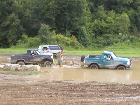 1986 Ford Bronco - Dave getting in place to TRY and get him out