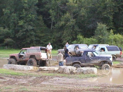 1986 Ford Bronco - So the heep has to step in to lend a fellow wheeler a hand