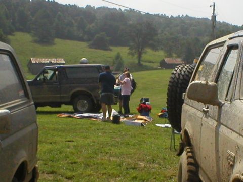 1986 Ford Bronco - Cheryl and Branson having problems taking down the tent