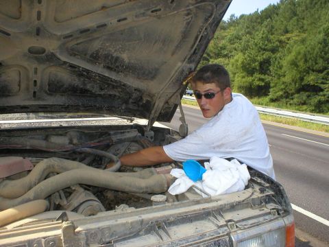 1986 Ford Bronco - Daniel checking to see what the problem is.
