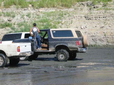 1985 Ford Bronco - snow chains :-/