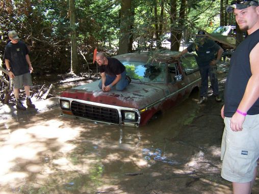 Mike sunk his rig right after Kev did in the same hole. Will's looking for the good ol' winch cable