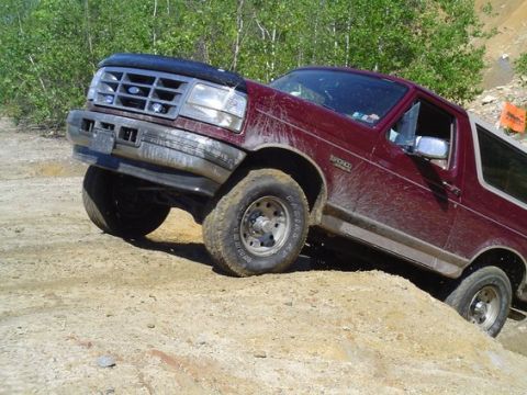 1995 Ford Bronco - Vince climbing with the stocker