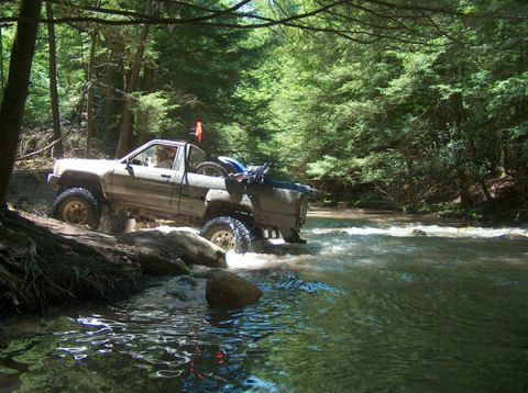 1995 Ford Bronco - Bryan crossing in his Toy with Ed's bike