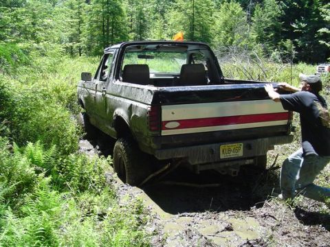1995 Ford Bronco - Kevin is stuck after trying to help yank out the 350