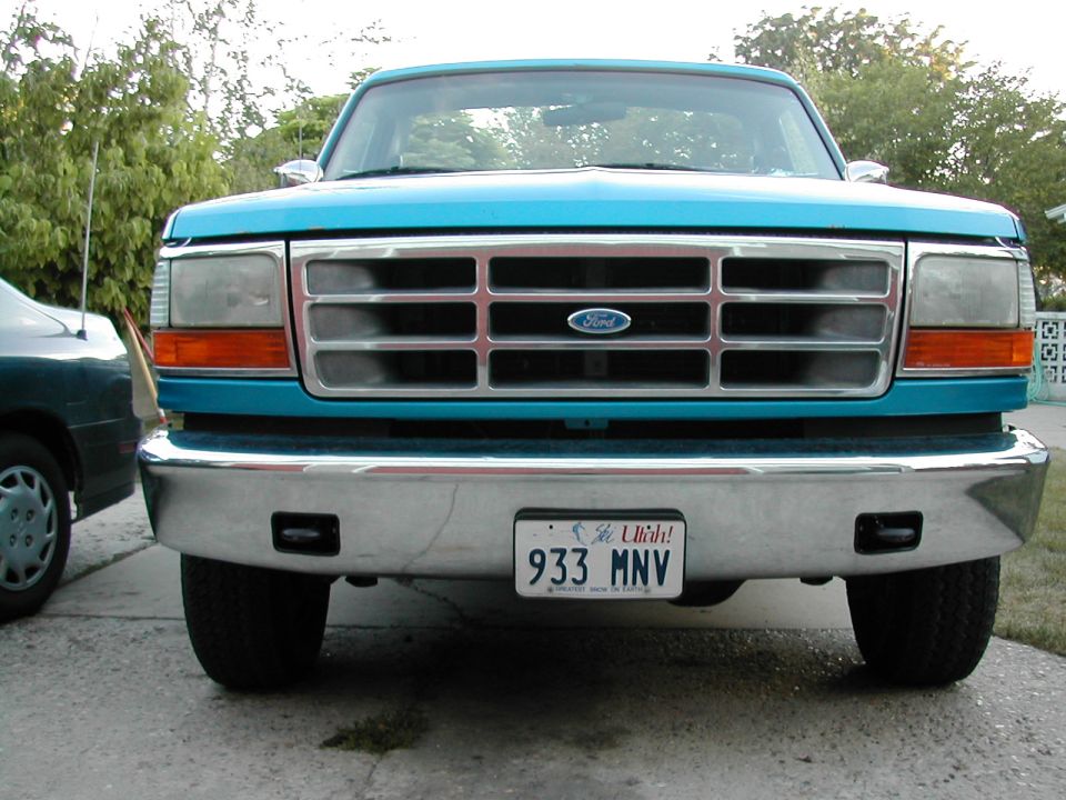 Turquoise Ford Bronco front view, chrome bumper, license plate 933 MNV