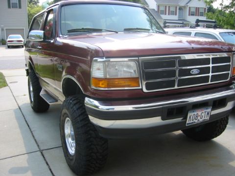 1996 Ford Bronco - Here you get a good idea of how far out the 35x12.5 on 15x10 rims stick out I think the backspacing is 3.5"