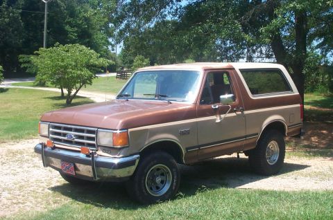 1987 Ford Bronco - 31"tires on front and 33" tires on back