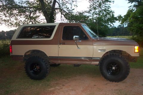 1987 Ford Bronco - with cut fenders and 36" tsl's with no lift yet