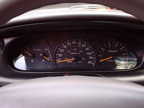 1998 Ford Taurus - Dashboard gauges of a 1998 Ford Taurus show mileage and RPM.