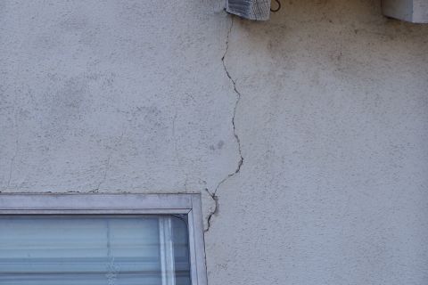 1990 Ford Bronco - Cracks above lower bedroom window (above the majority of water damage