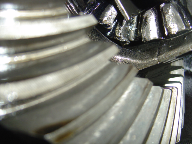 Differential gears with visible wear and metal shavings