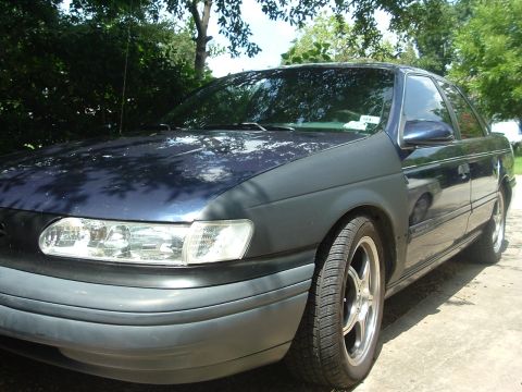 1993 Ford Taurus - This sedan has a mismatched gray front fender and aftermarket wheels.