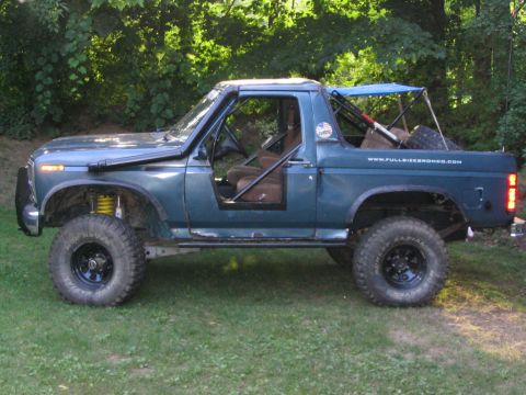 1986 Ford Bronco - This modified 1986 Ford Bronco features a snorkel and roll cage, ready for off-road adventures.