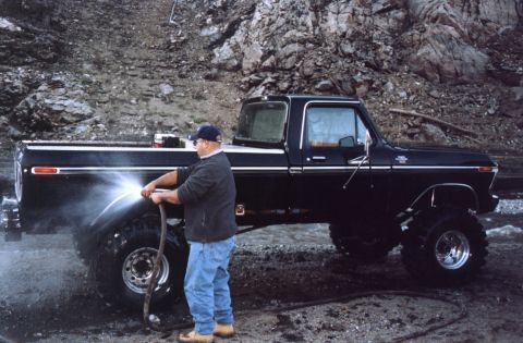 2000 Ford F-450 - Gil washing pops truck.