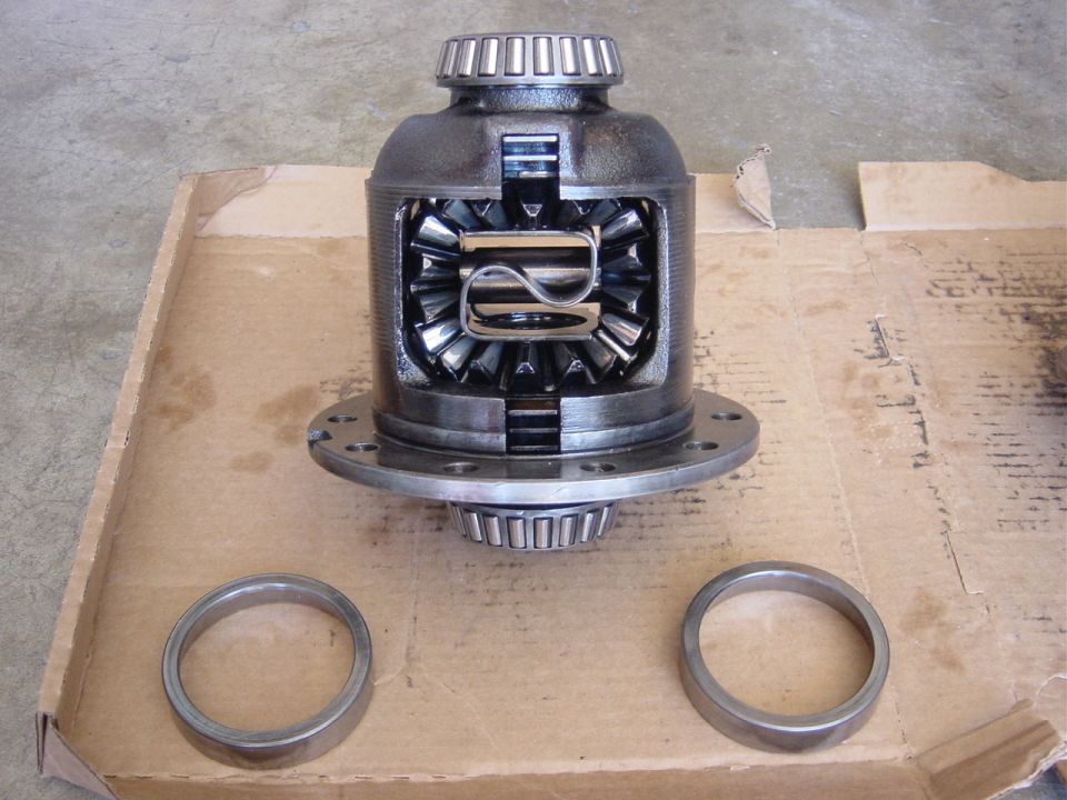 Differential assembly with gears visible, next to two rings. Supermotors logo at bottom right