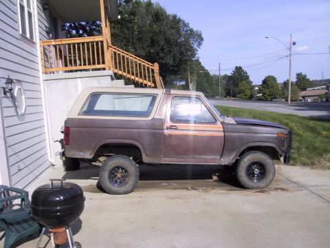 1983 Ford Bronco - Rear shackle done, front awaiting tools and time.