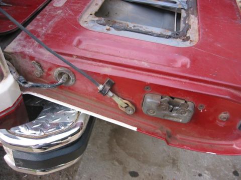 1985 Ford Bronco - Once the tailgate is disconneced remove the wire straps that are holding the tailgate up. Becarfull the tailgate is heavy.