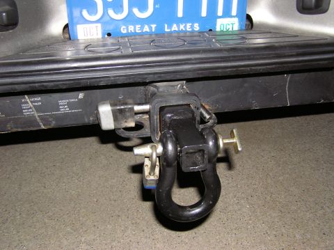 2000 Chevrolet Tahoe - A close-up view of a trailer hitch and a license plate on a vehicle's rear.