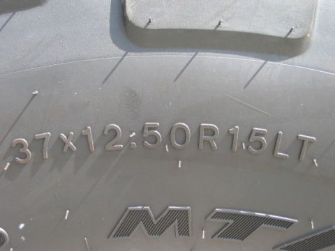 1985 Ford Bronco - Tire sidewall details: size 37x12.50R15LT and brand M7 are visible.