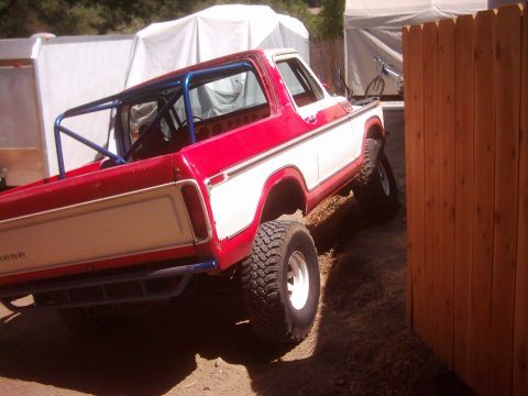 1978 Ford Bronco - This 1978 Ford Bronco is modified with a roll cage and lifted suspension.
