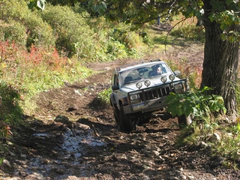1985 Ford Bronco - Steve trying one of the Hills. Right after this he made it up the line to the left which had no rocks or ruts.